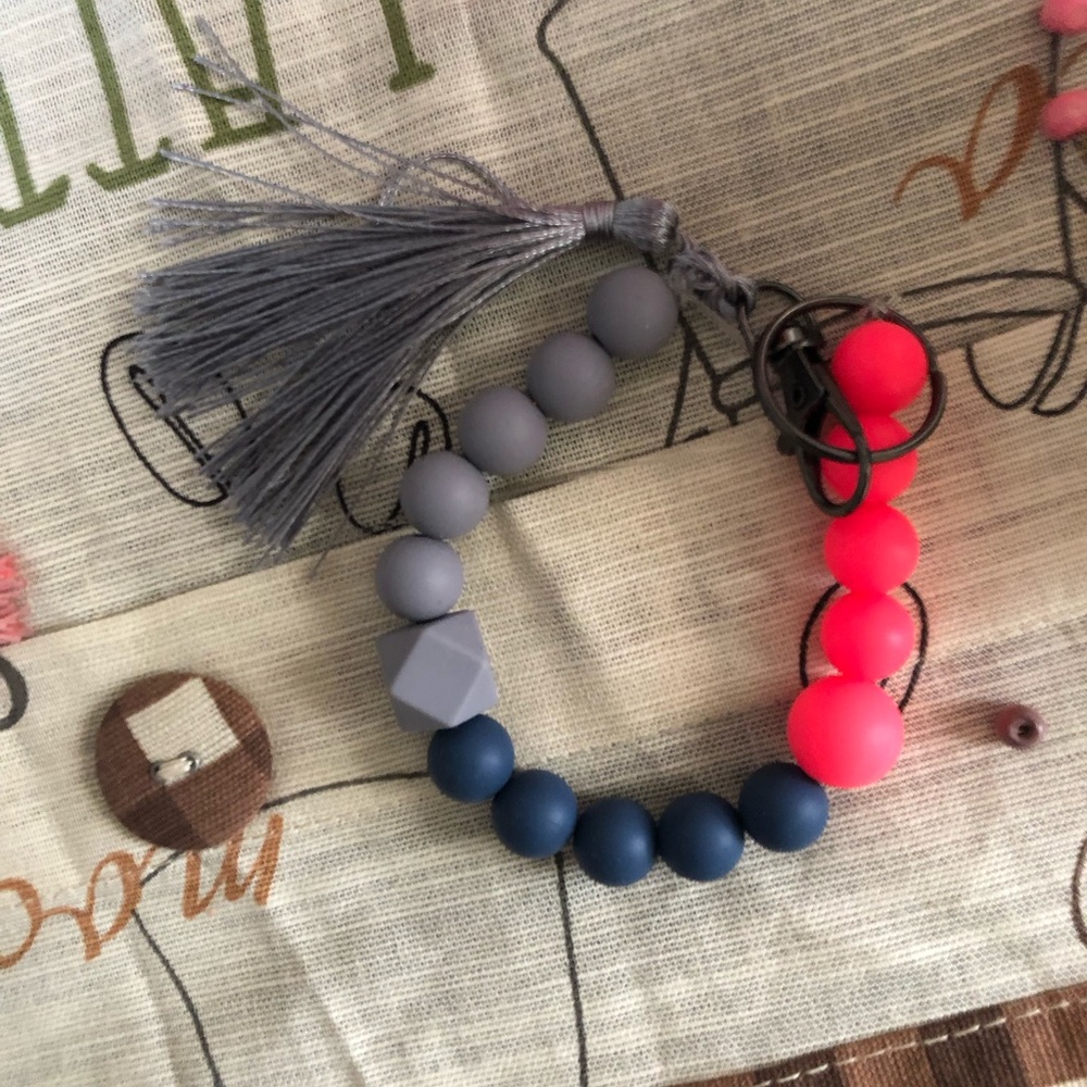 Silicone wristlet